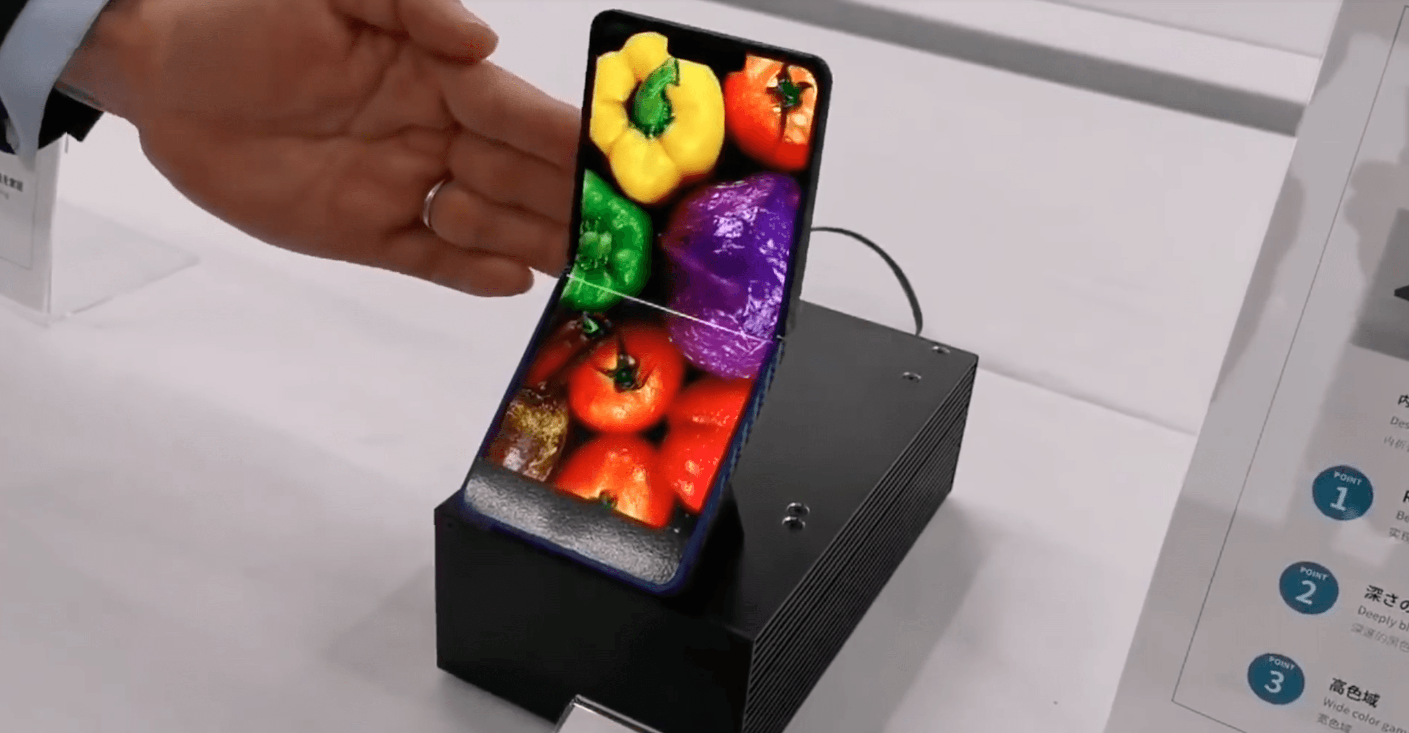 Sharp revela smartphone dobrável de 6,2 polegadas