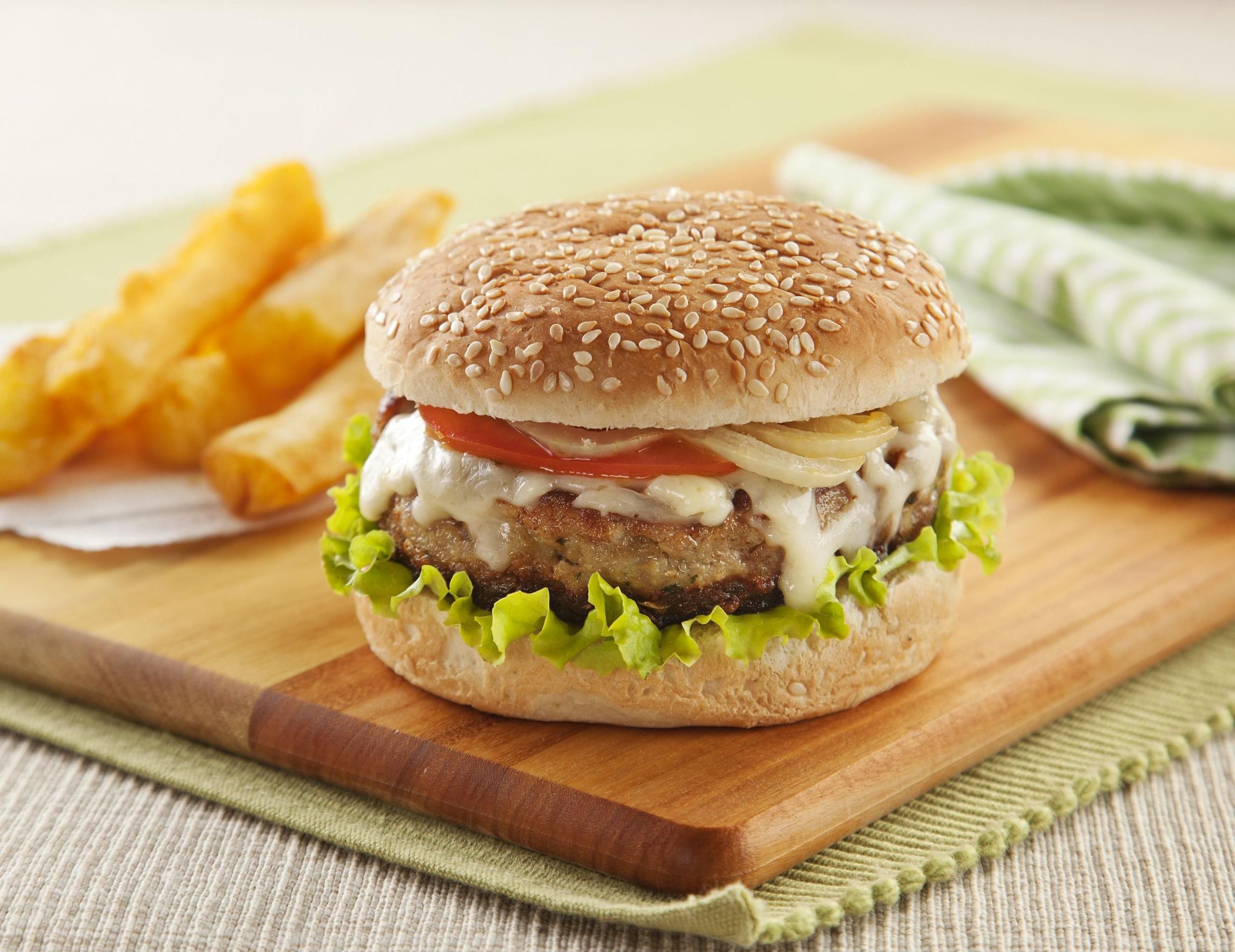 Estudo mostra que comer hambúrger sacia menos que uma salada