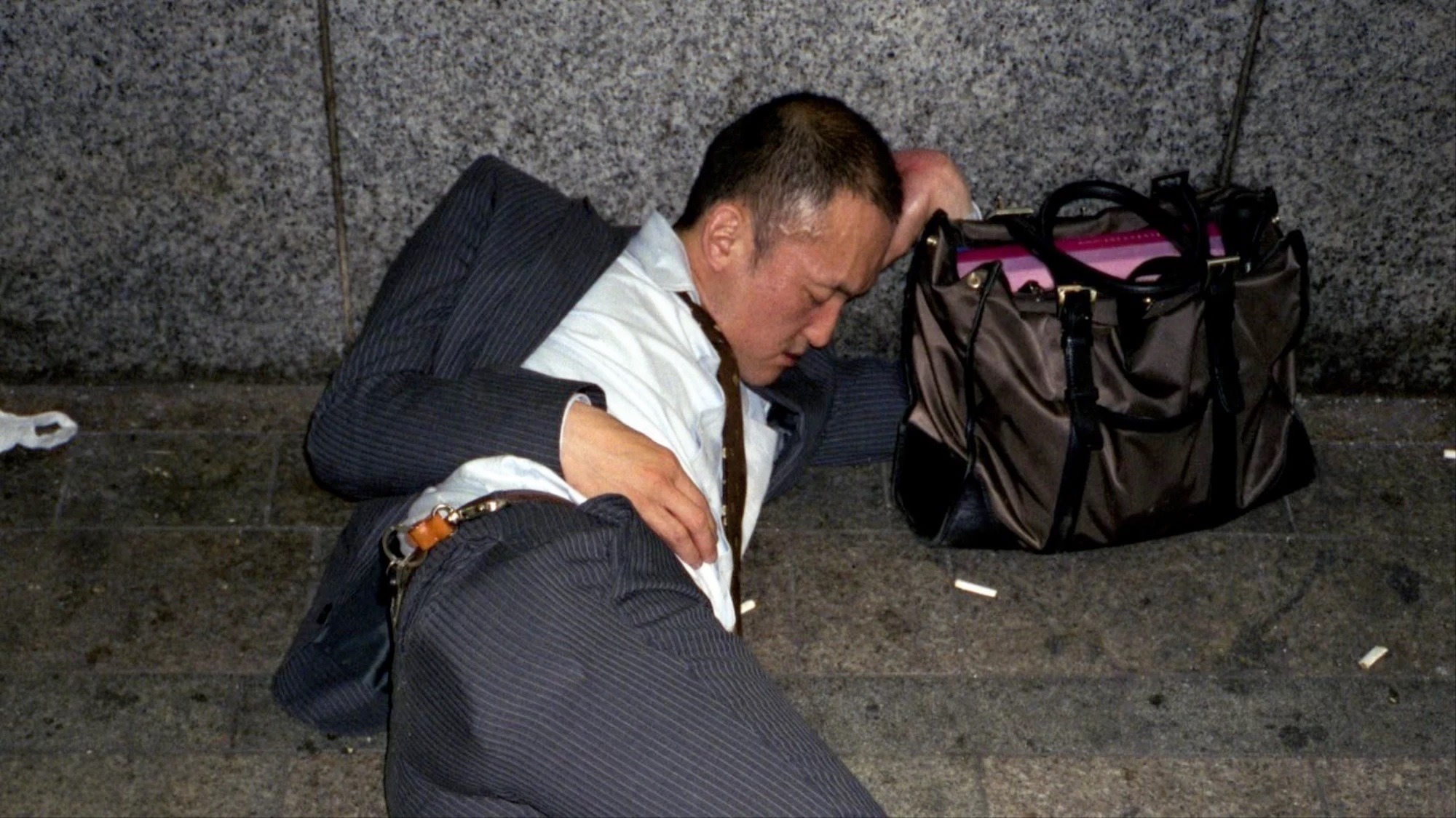 Imagens mostram os salarymen do Japão depois das longas jornadas semanais de 60 horas
