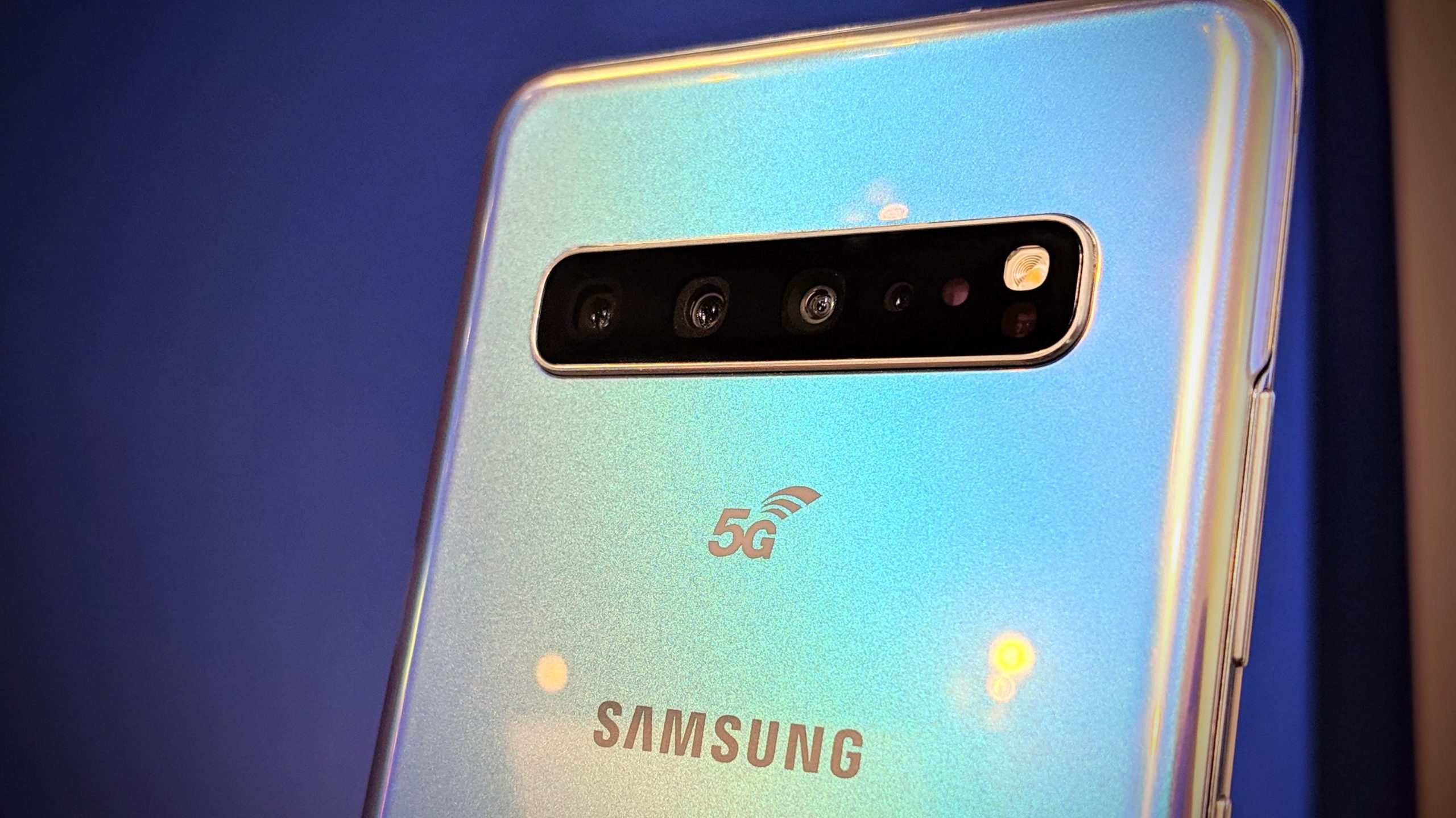 Novo Samsung Galaxy S10 5G pega fogo e empresa se esquiva da culpa