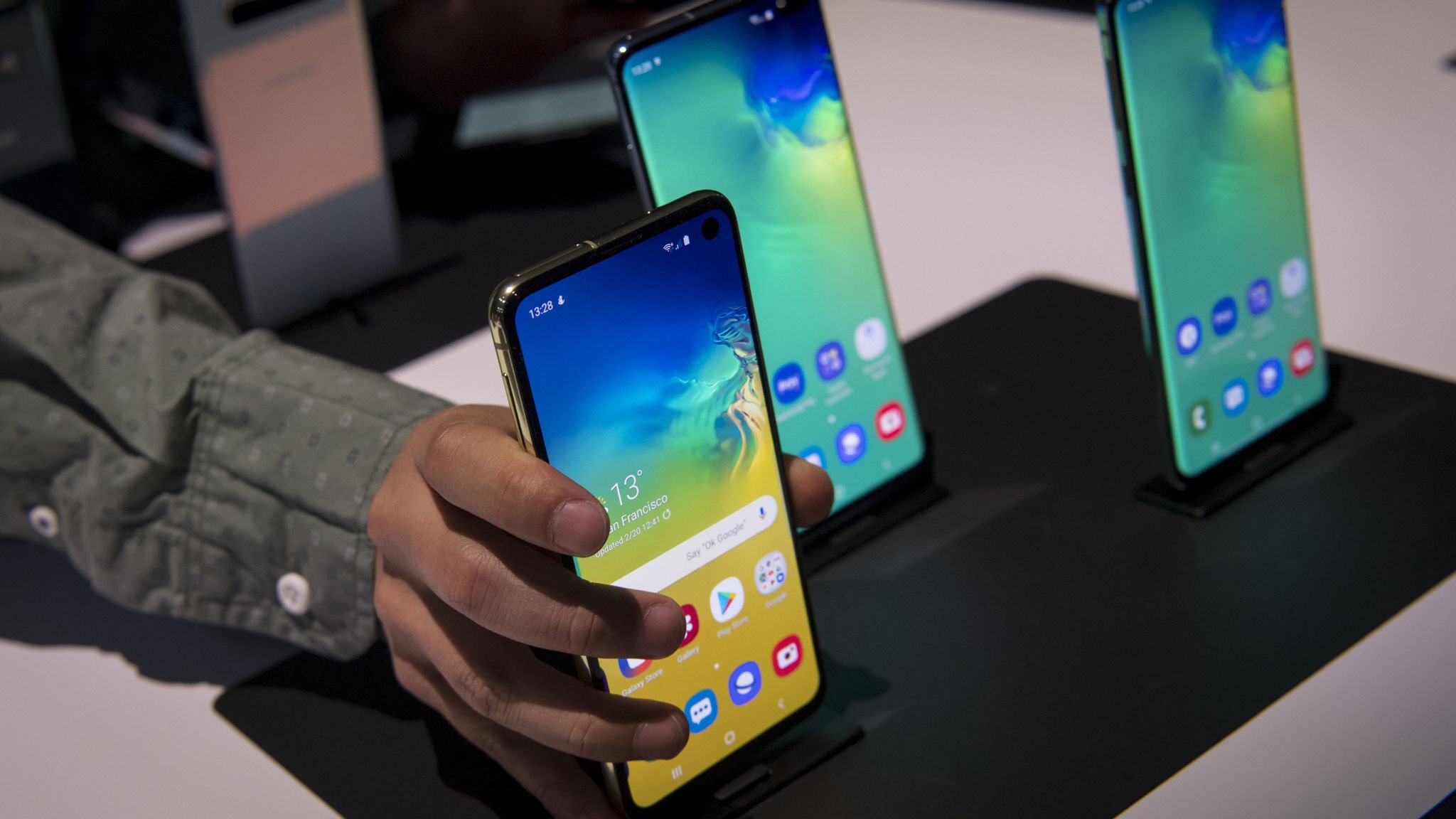Smartphone é o principal meio de acesso à web das classes C e D