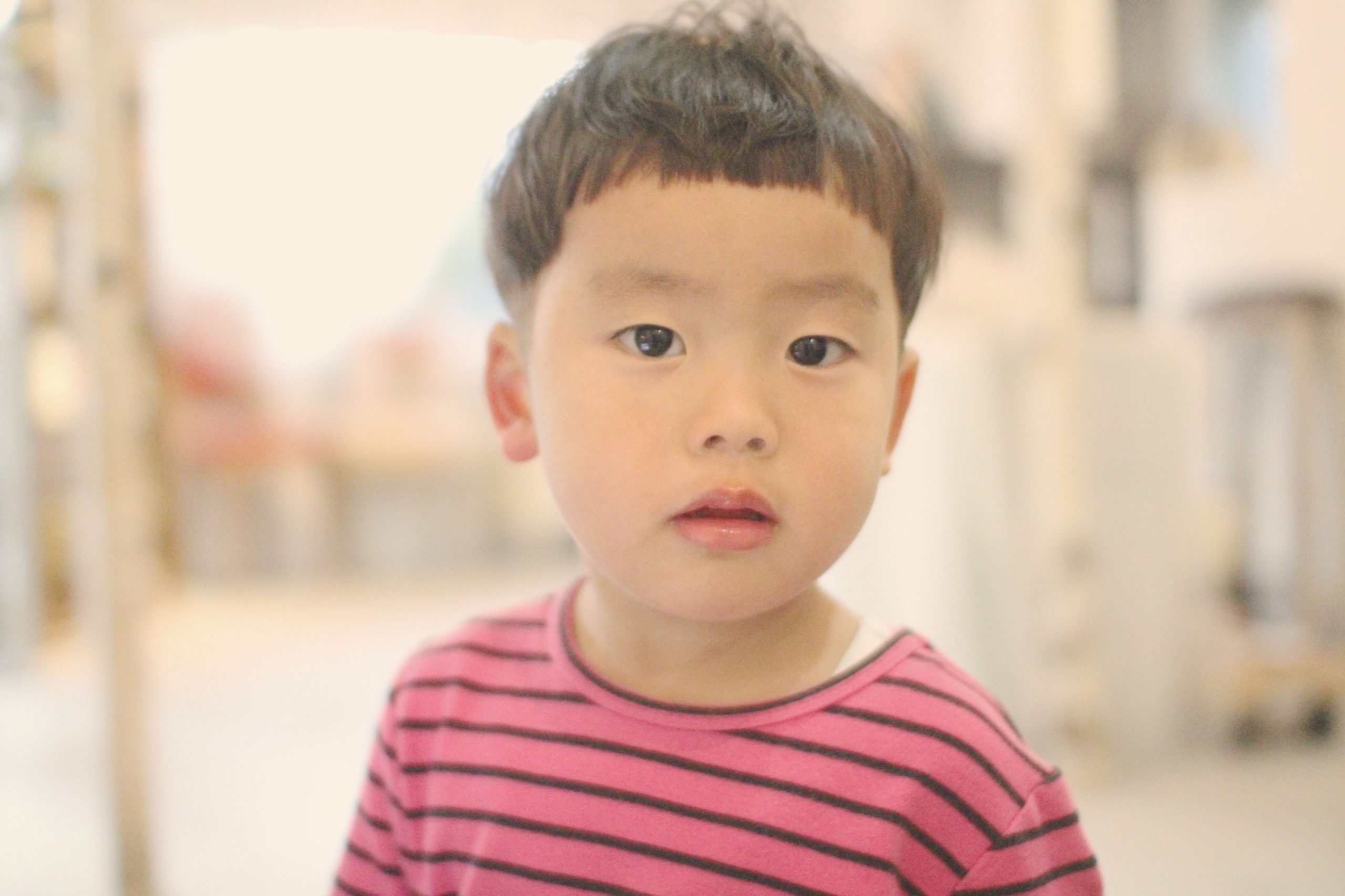 Pai japonês desenha esboços em fotos dos seus filhos e o resultado é fascinante