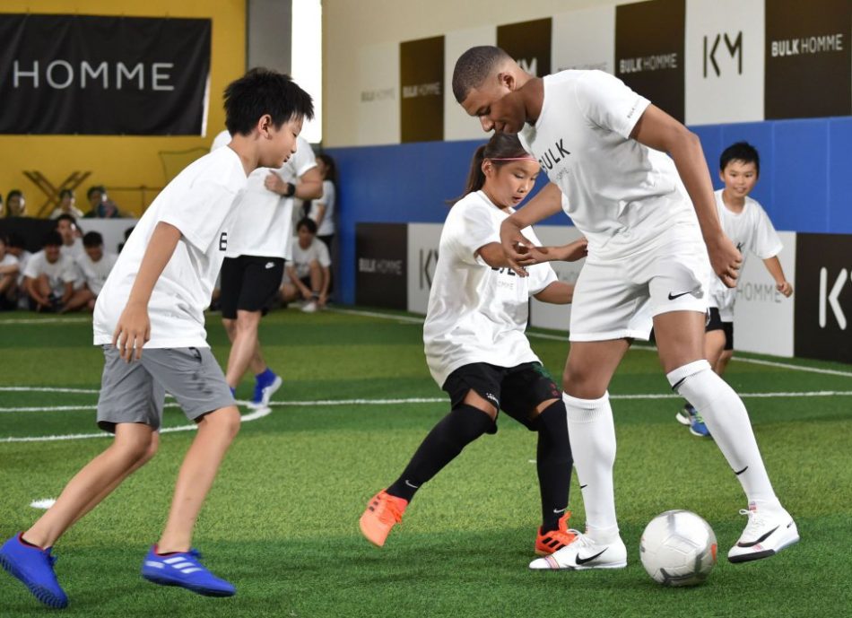 Marca de cosméticos japonesa fecha com PSG e Kylian Mbappé