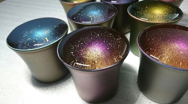 Japonesa cria copo que faz qualquer líquido parecer uma galáxia