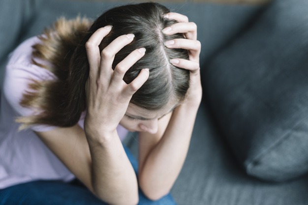 Alzheimer afeta mais mulheres que homens e a causa pode ser o stress