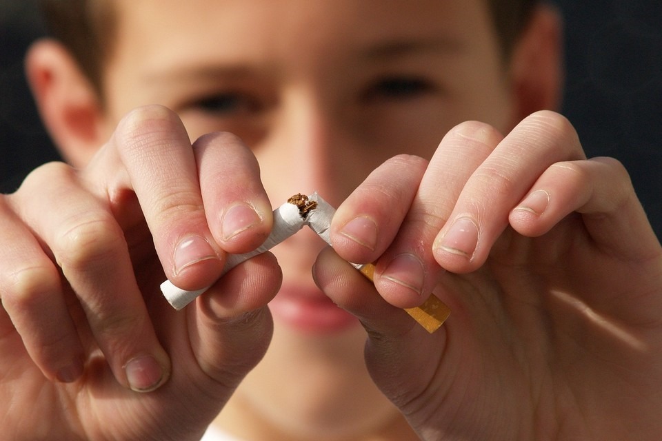 Bitucas de cigarro contaminam o oceano mais do que plástico