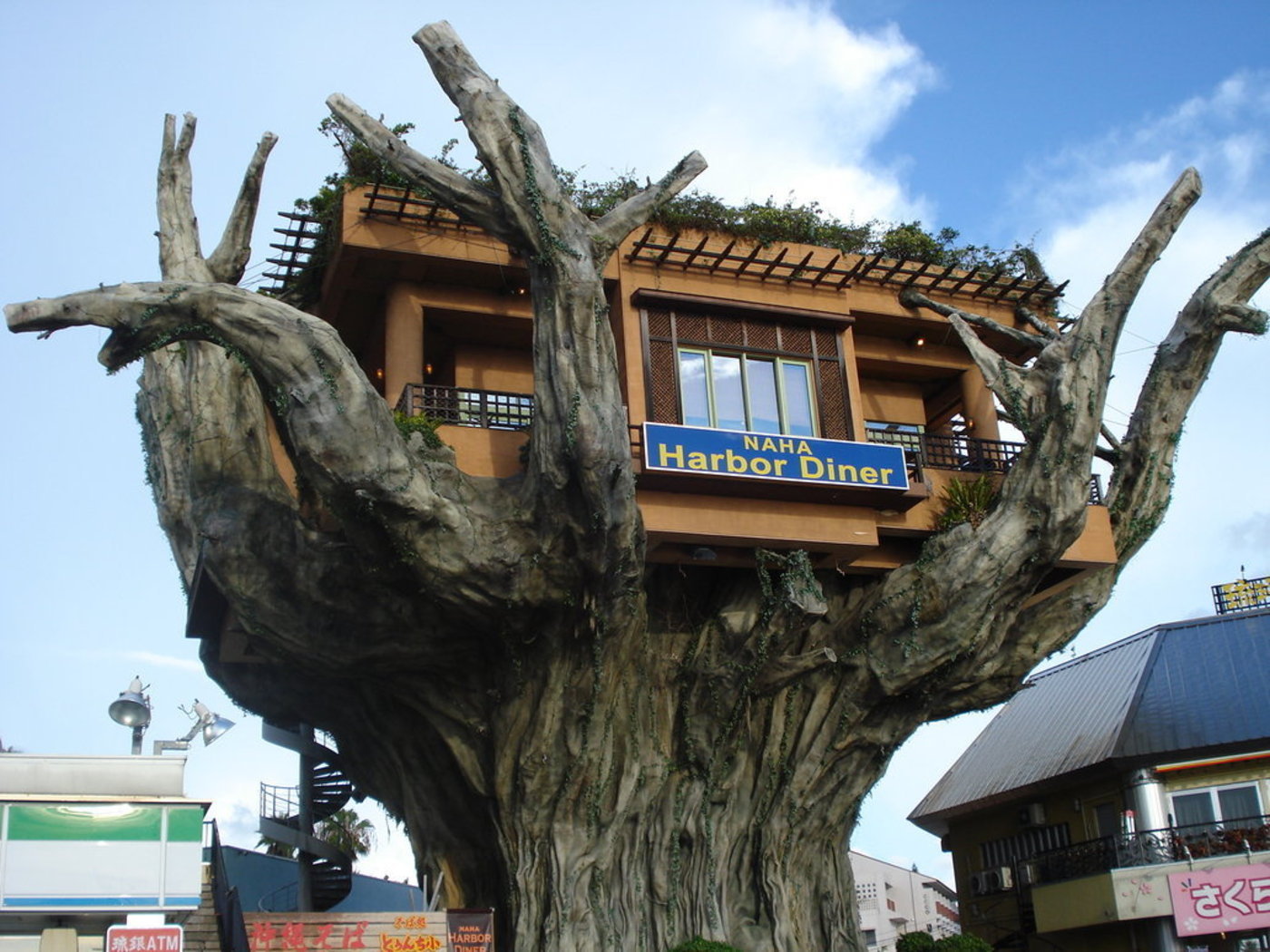 Naha Harbor Diner – Restaurante em cima de uma arvore