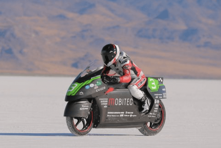 Japonês Ryuhji Tsurata atinge novo recorde de velocidade em moto elétrica
