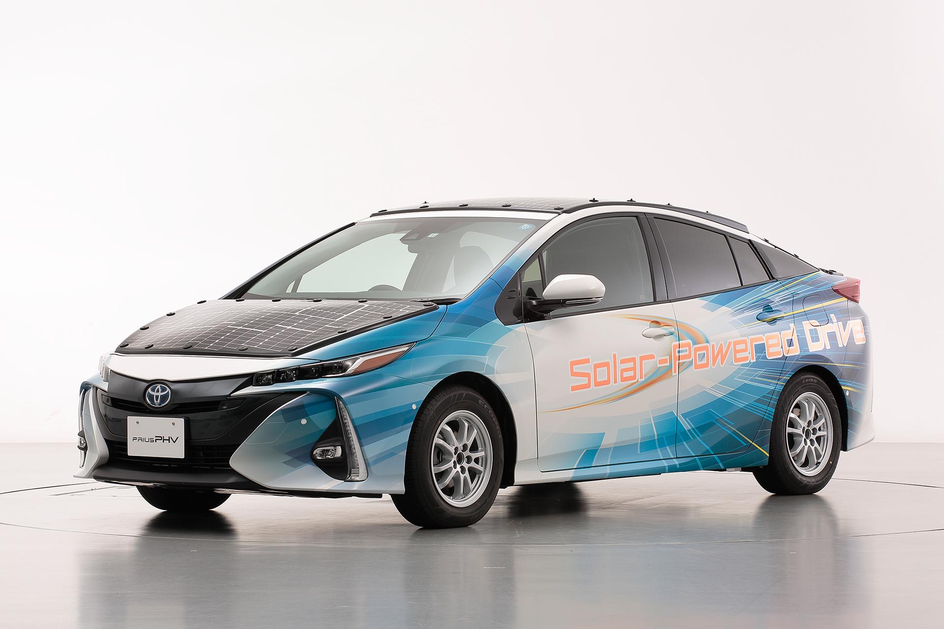 Toyota testa carro elétrico movido a energia solar que “roda para sempre”