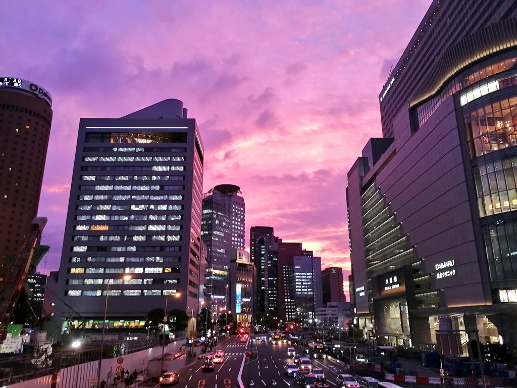 Antes da chegada do tufão Hagibis, o céu do Japão ganhou tons de rosa e púrpura!