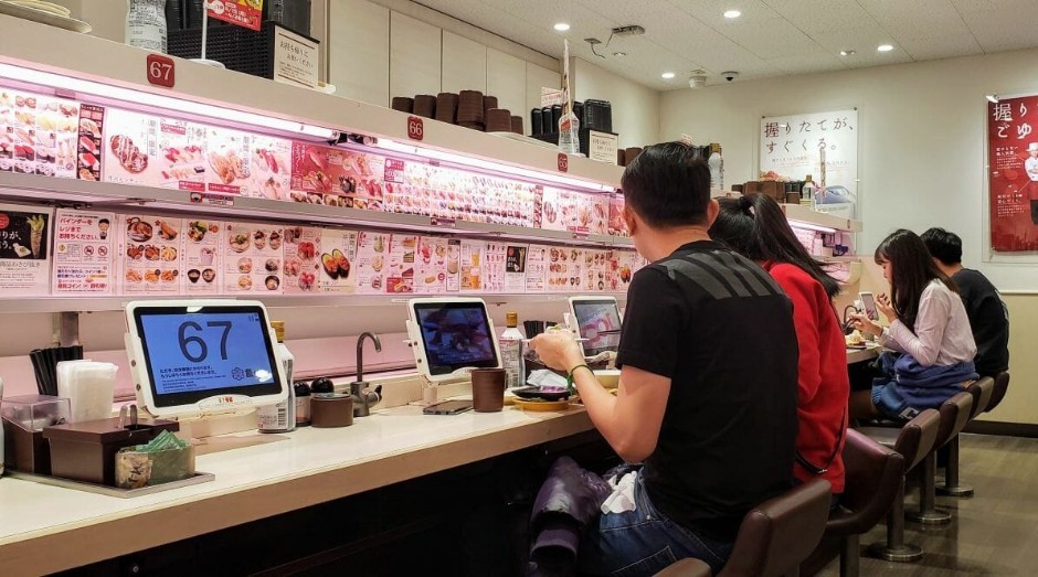 Restaurante no Japão faz sucesso ao servir pratos feitos por robôs em menos de 3 minutos