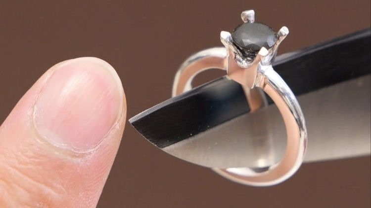 Japonês cria anel de noivado feito de unhas!