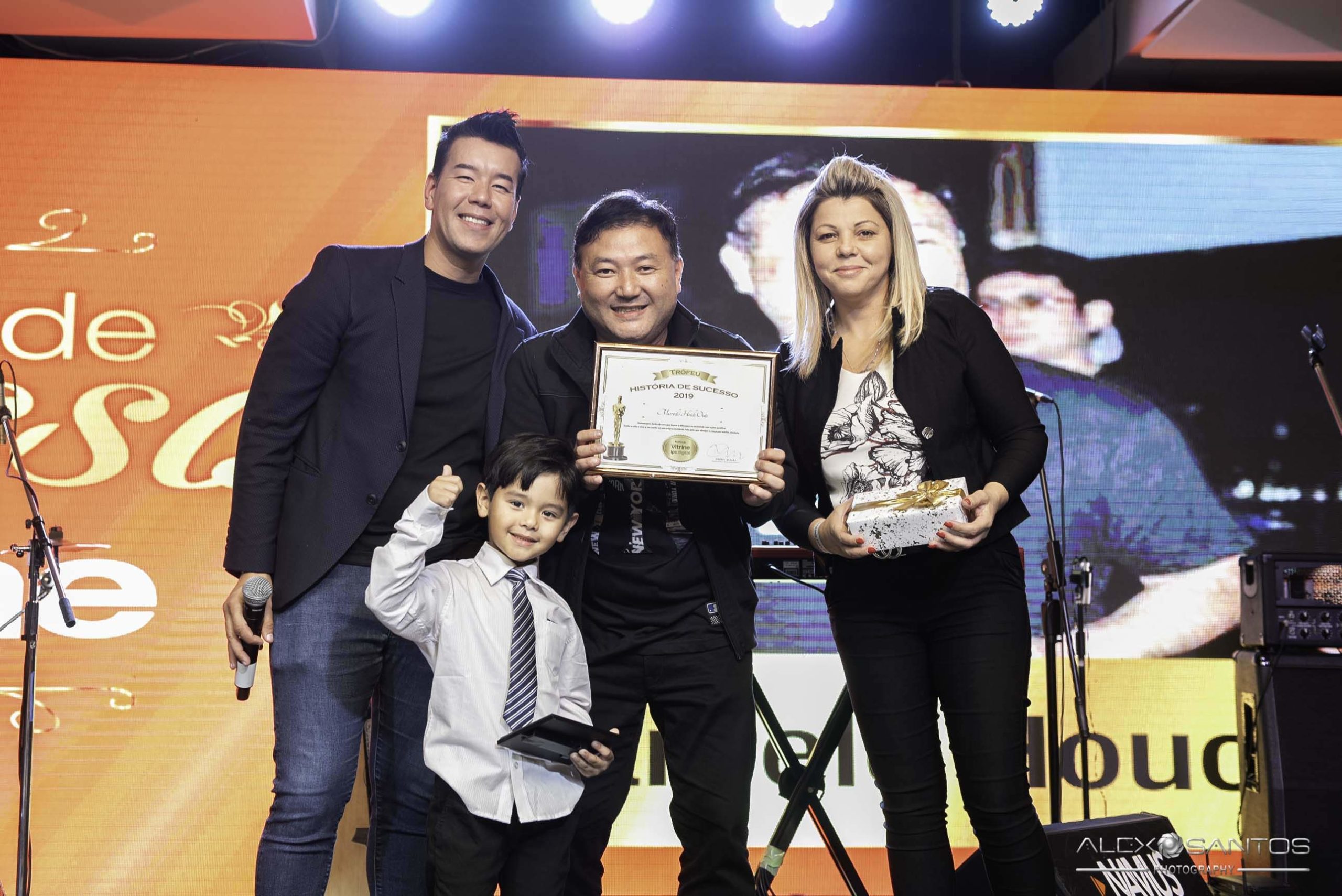 Revista Super Vitrine agita o fim de semana e homenageia destaques da comunidade brasileira