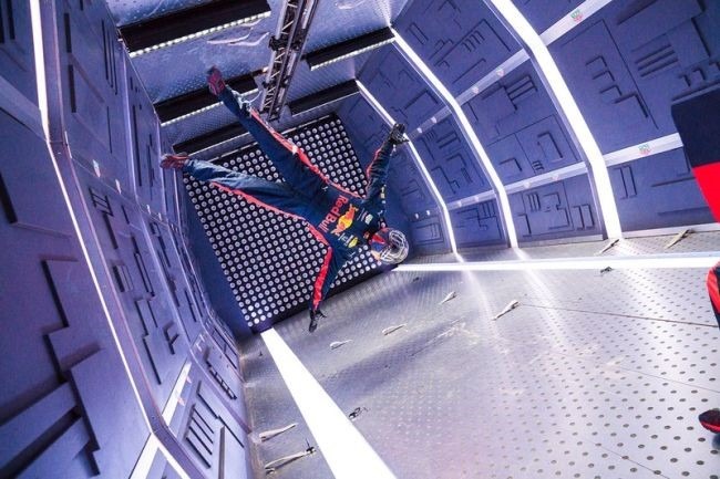 Equipe Red Bull F1 mostra como fazer um pit stop em gravidade zero