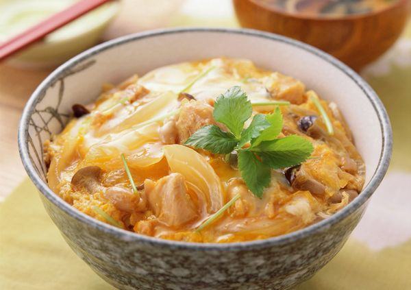 Receita de Oyakodon (Tigela com arroz, frango e ovos)