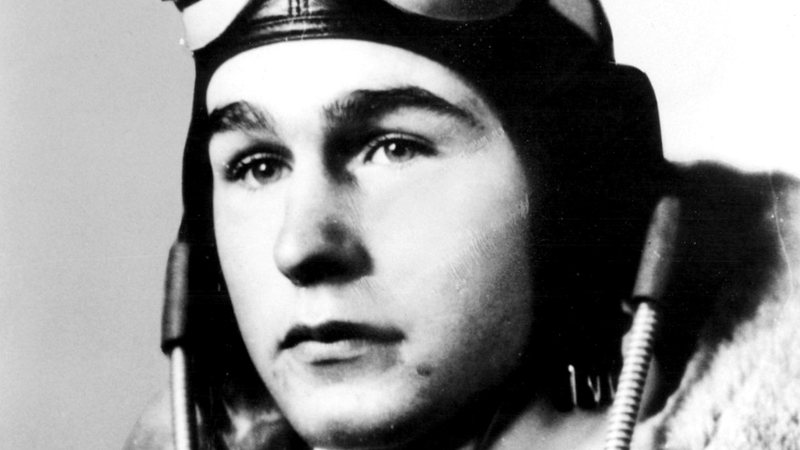 Durante a Segunda Guerra Mundial, George H. W. Bush quase foi devorado por soldados japoneses canibais