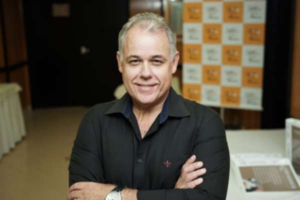O poder do sorriso: especialista explica como hormônios da felicidade conectam pessoas