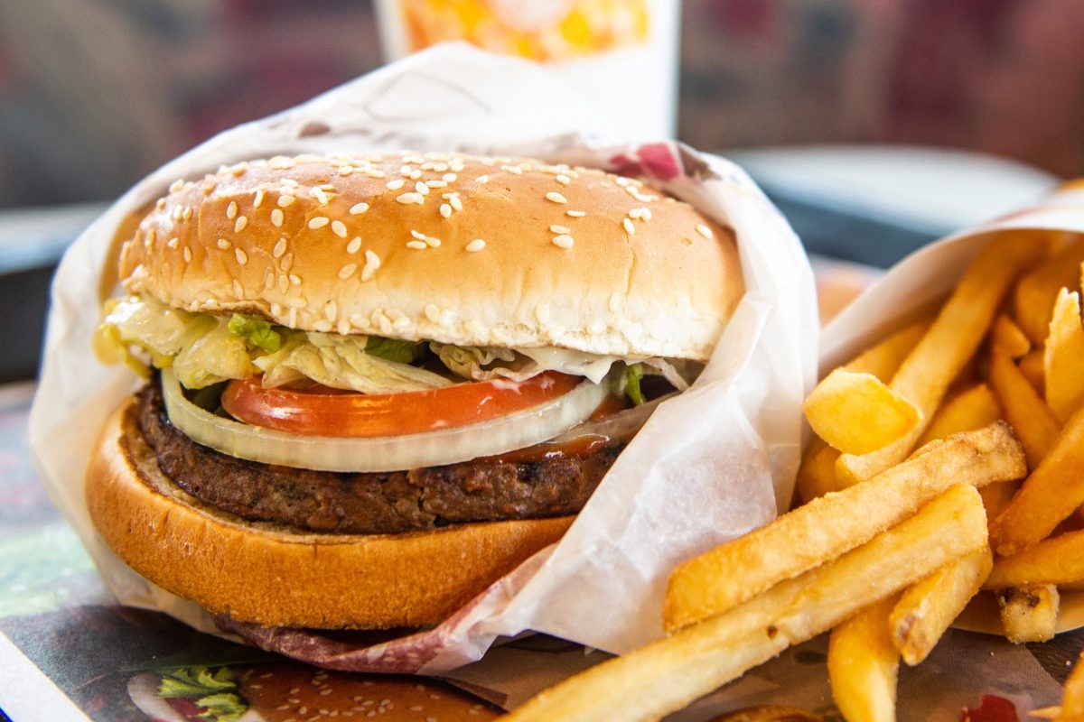 Nova campanha do Burger King mostra Whopper em decomposição