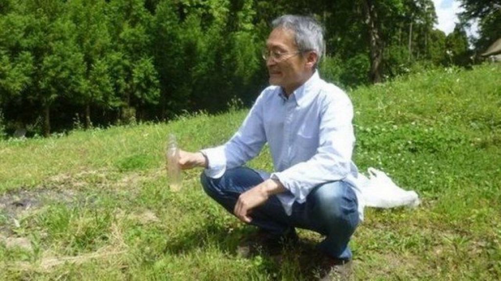 Japonês faz ‘número 2’ em mata há 45 anos para ‘devolver o que tirou da natureza’