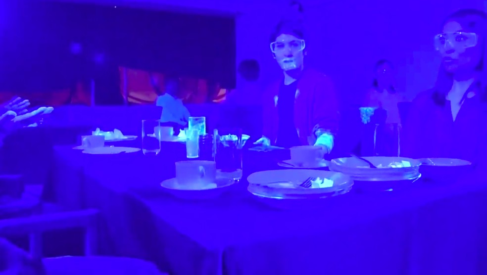 Em vídeo, emissora de TV japonesa simula a propagação do coronavírus em restaurante self-service