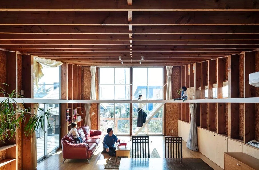 Casa no Japão tem buraco no teto transformado em mezanino