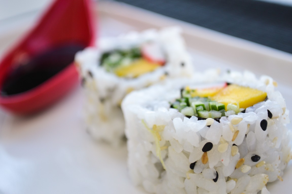 Comida japonesa em casa: aprenda a preparar uramaki vegano