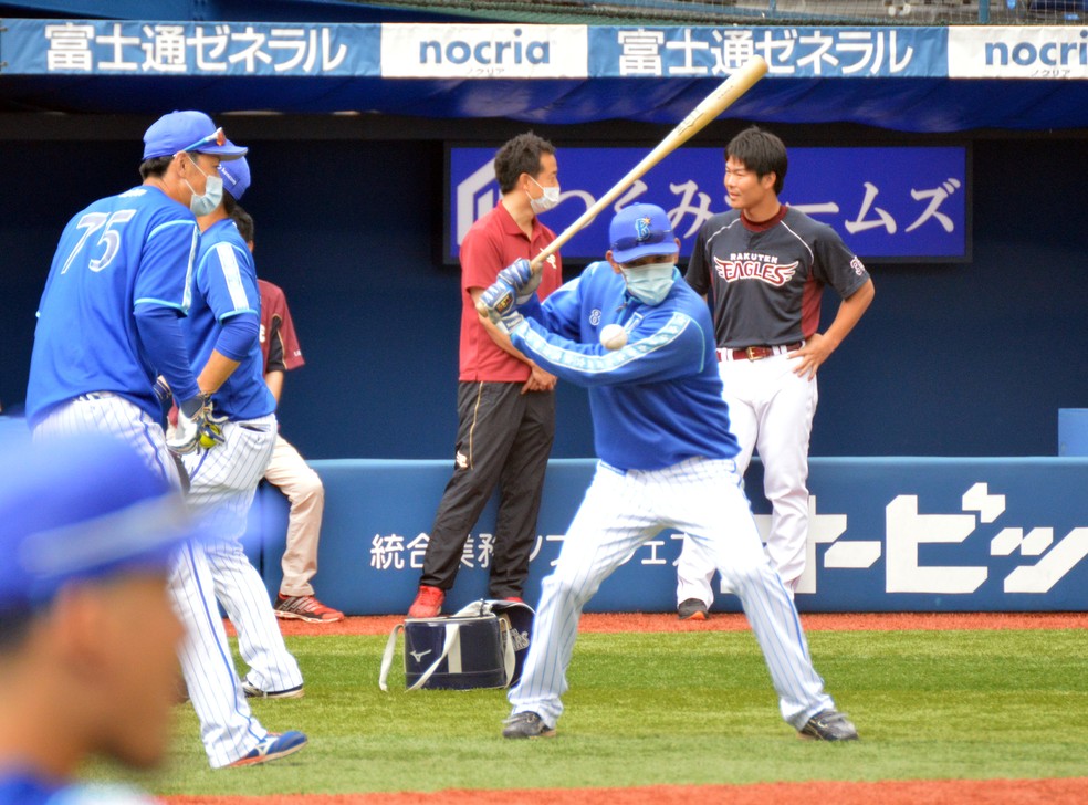 Máscaras, protocolo de segurança e jogo-treino: beisebol volta no Japão após quarentena