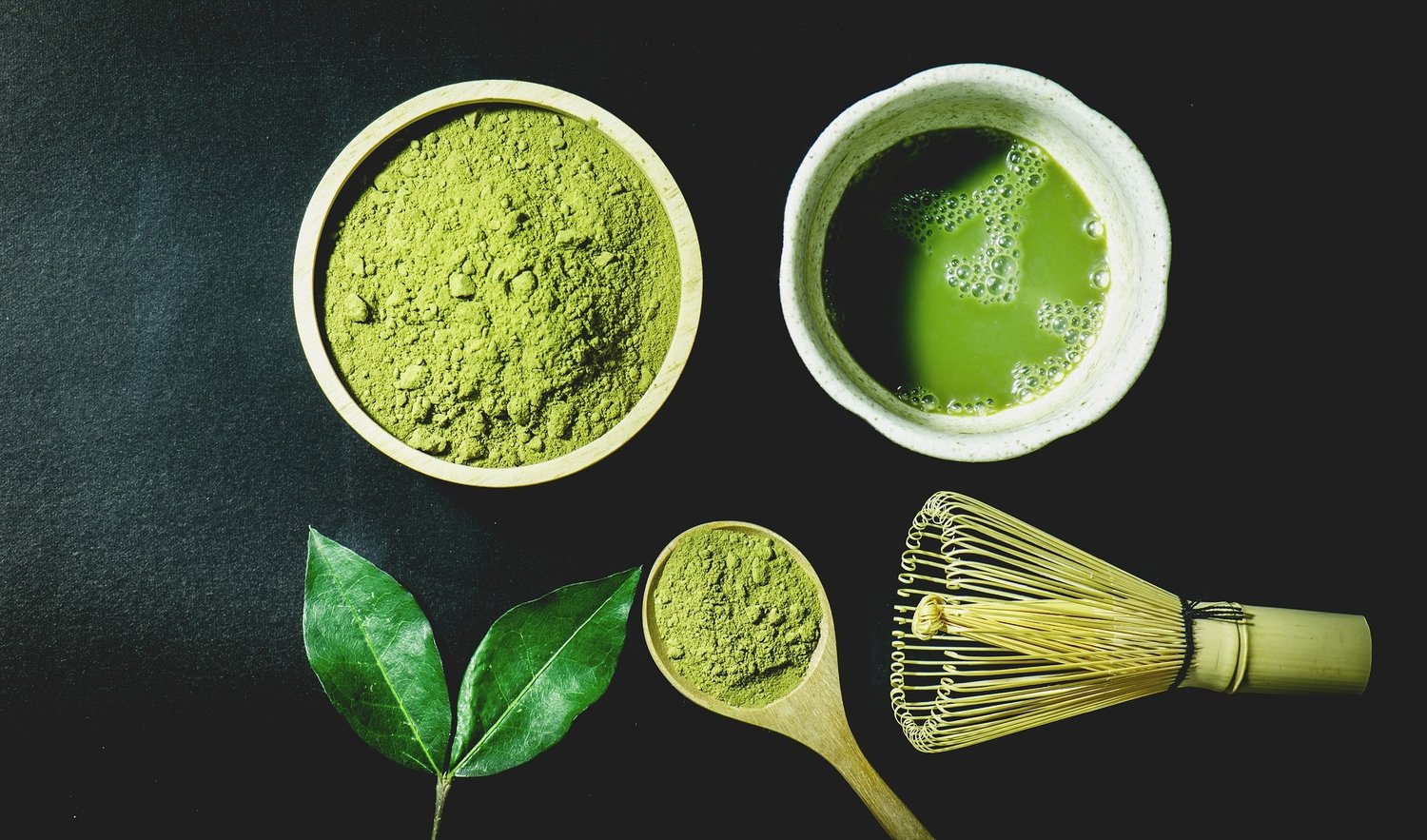 Sorvete de matcha com farofinha crocante de biscoito japonês