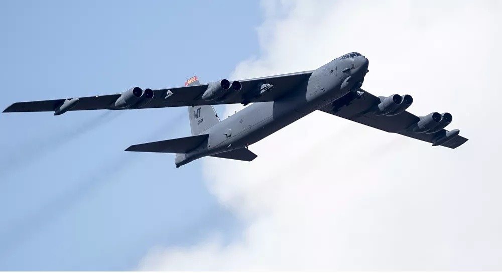 Bombardeiros B-52 dos EUA e aviões de combate japoneses treinam em conjunto no Indo-Pacífico