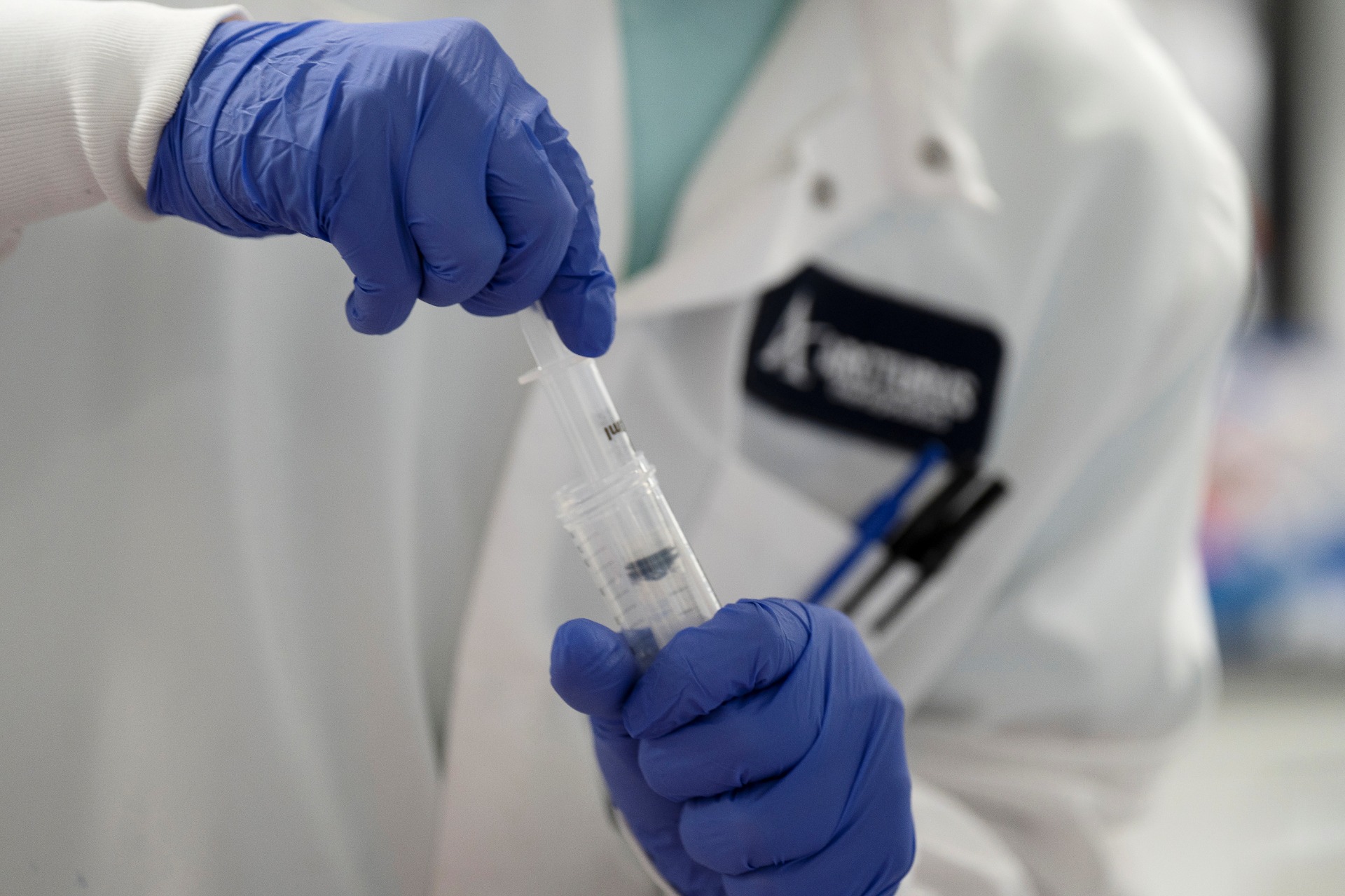 Cientistas estão testando vacina contra a COVID-19 em si próprios
