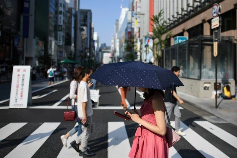 Projeto de lei em cidade japonesa quer proibir uso de celulares durante caminhadas