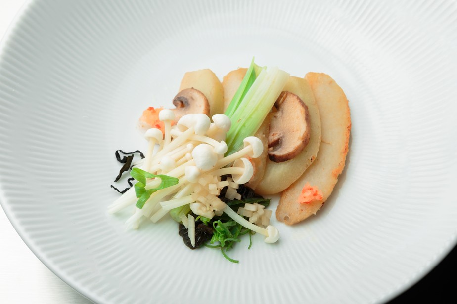 Legumes à moda japonesa com dashi de cogumelos