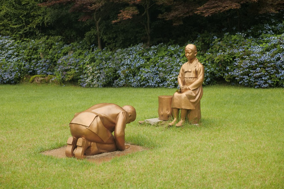 Estátua coreana que parece mostrar premiê do Japão se curvando diante de ‘mulher de consolo’ irrita Tóquio
