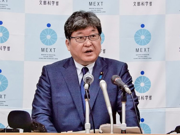 Ministro da Educação do Japão critica universidades do país por seguirem sem aulas presenciais