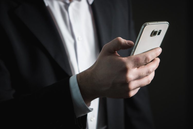 Governo japonês estuda permitir pagamento de imposto de renda de 2021 por meio do smartphone