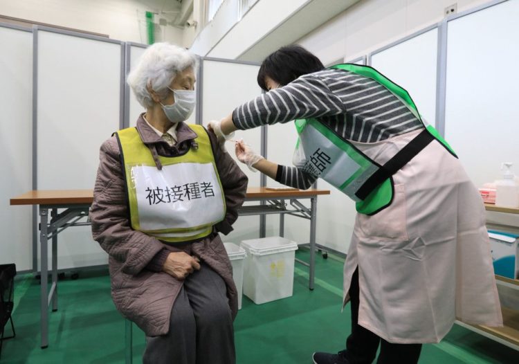 Governo do Japão quer usar ginásios de esportes e estabelecimentos culturais como postos de vacinação contra COVID-19