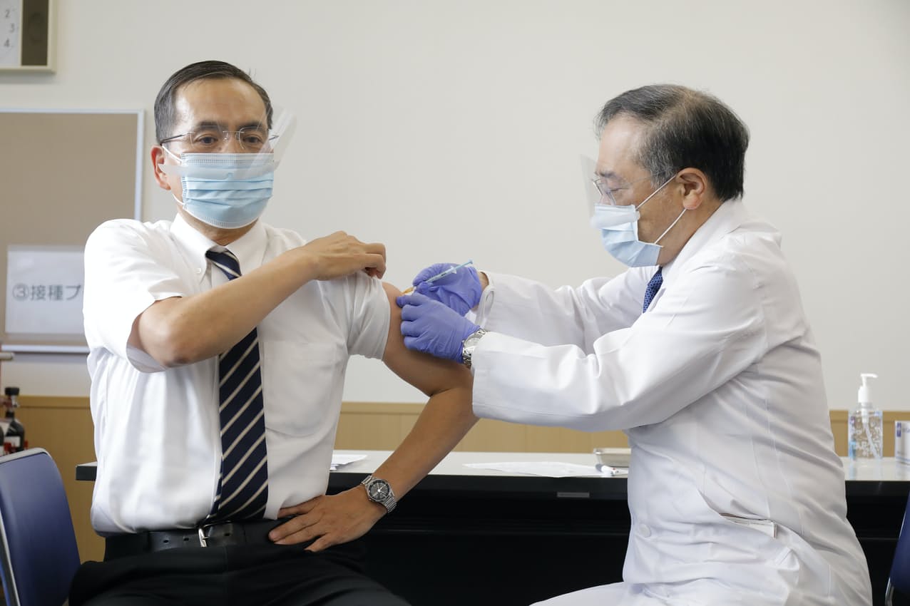 Japão começa vacinação contra COVID-19 e vacina os primeiros 40 mil profissionais de saúde
