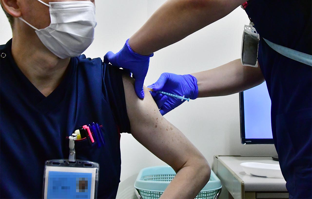 Japão registra 3 casos de efeitos colaterais uma semana após o início da vacinação contra COVID-19