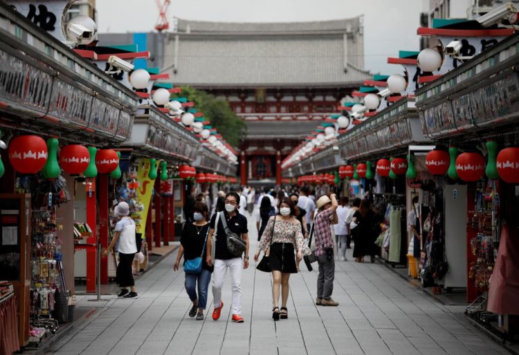 Governo japonês considera suspender estado de emergência no domingo