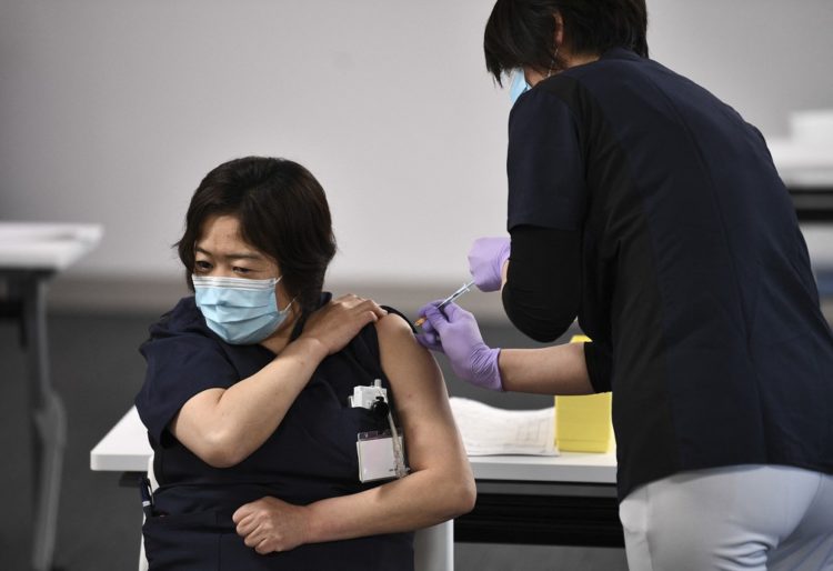 Japão começou a vacinar idosos contra covid-19