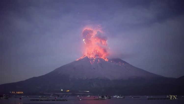 vulcão entra em erupção no sudoeste do Japão