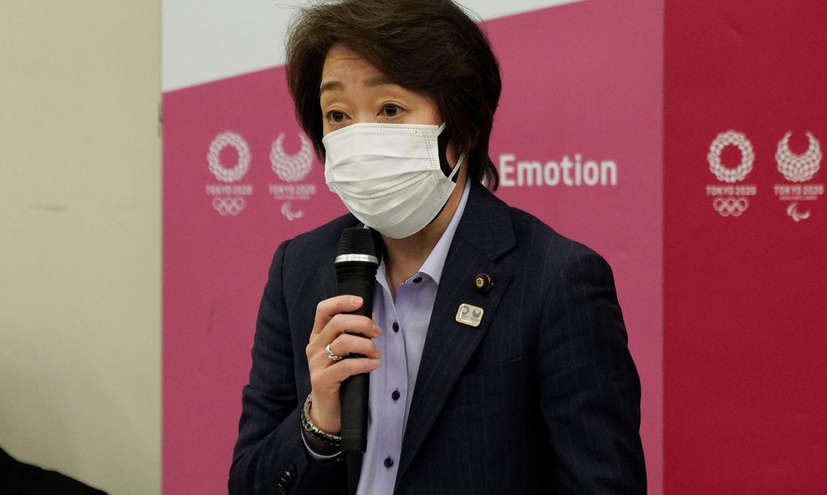 Seiko Hashimoto confirma Olimpíadas, apesar da disparada de covid-19 e rejeição
