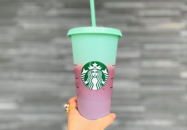 Copo que muda de cor é mais um lançamento da Starbucks em comemoração aos 25º aniversário da rede no Japão
