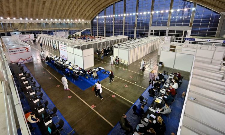 Premiê pede abertura de centro de vacinações em Tóquio
