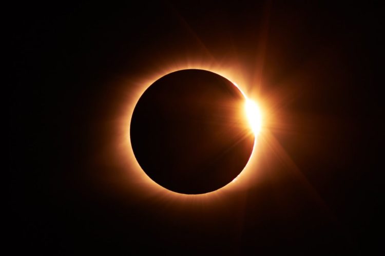 Eclipse lunar e superlua são vistos no Japão