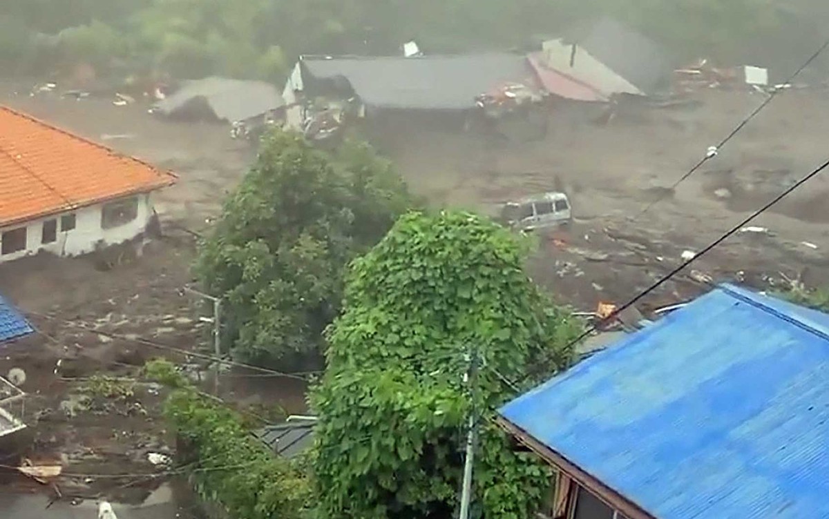 Equipes de resgate buscam por desaparecidos em deslizamento de terra causado pela chuva no Japão