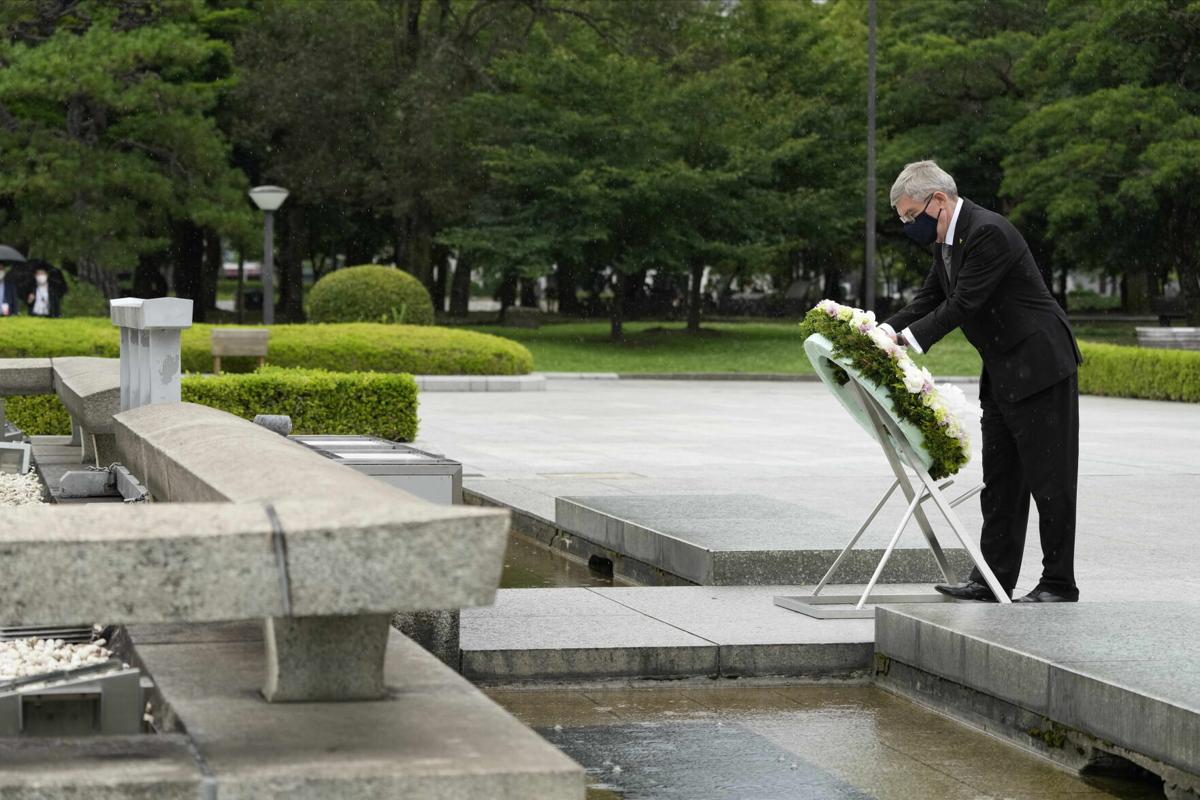 Presidente do Comitê Olímpico Internacional visita Hiroshima e pede solidariedade ao mundo