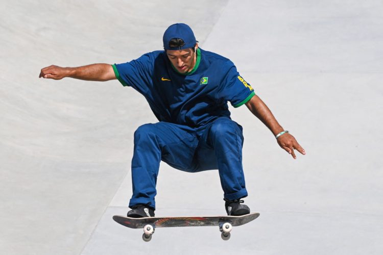 Kelvin Hoefler leva prata no skate street e conquista a primeira medalha do Brasil nas Olimpíadas 2020