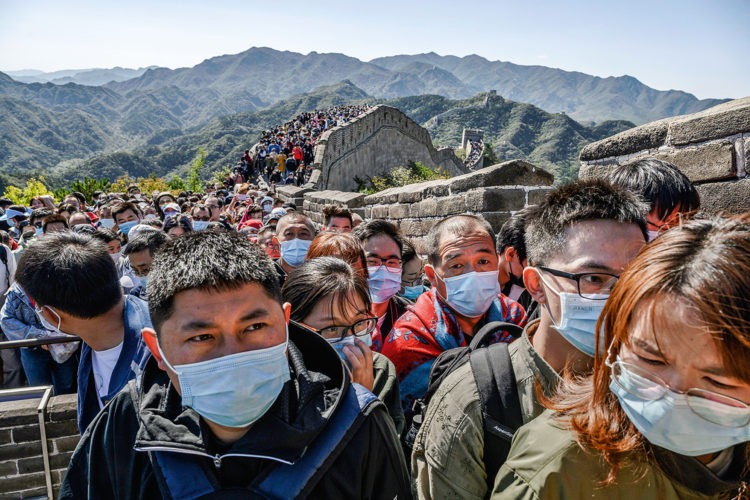 Covid-19: Novo surto na China atinge serviços, viagens e hospedagem