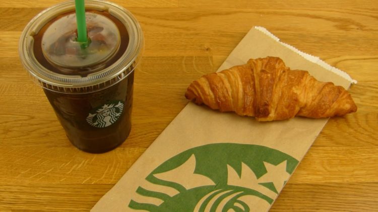 Starbucks começou a dar descontos em alimentos horas antes do fechamento das lojas